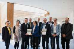 Die Vorsitzenden Anke Herold und Prof. Dr. Matthias Drösler übergeben die Stellungnahme an Bundesumweltminister Carsten Schneider im Beisein weiterer WBNK-Mitglieder. Quelle: Sascha Hilgers Copyright: © BMUKN