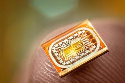 Hochfrequenztechnik ganz in Glas - Auf dem MST Kongress erfahren Besucher*innen außerdem, wie Halbleiterprozesse umweltfreundlicher werden.  Volker Mai  © Fraunhofer IZM