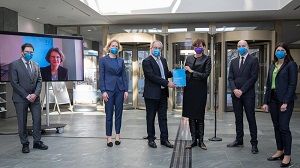 Prof. Dr. Till Requate, Prof. Dr. Irene Bertschek (zugeschaltet), Prof. Dr. Katharina Hölzle, Prof. Dr. Uwe Cantner, Bundesministerin Bettina Stark-Watzinger, Prof. Dr. Holger Bonin, Prof. Dr. Carolin Häussler (v.l.)  Hans-Joachim Rickel  © BMBF