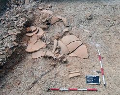 Fundsituation Vorratsgefäß: Die Lage der Scherben des Objekts bestätigt die Vermutung, dass die Zerstörung auf einen Schlag erfolgt ist und helfen bei der Rekonstruktion des römischen Angriffs auf die Stadt Fregellae.  D.Maschek/LEIZA  LEIZA