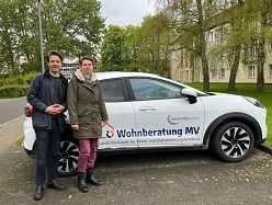 Projektleiter Prof. Maximilian König und die Wolgaster Wohnberaterin Jana Gramenz bei der Eröffnung der Wohnberatungsstelle in Wolgast.  Foto: Wohnberatung MV  UMG