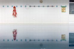 Gekachelte Wand im Schwimmbad Deutsche Sporthochschule Köln