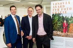 Thomas Eiskirch, Oberbürgermeister von Bochum, Martin Brockhoff, Juryvorsitzender und Klaus Freiberg, Mitglied des Vorstands der Vonovia SE, eröffnen die Ausstellung.