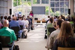 Die hessische Wissenschaftsministerin Angela Dorn bei der Veranstaltung zur Nachhaltigkeit im Botanischen Garten der JLU Gießen.  JLU / Katrina Friese