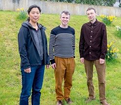 Sie leiten die Forschungsgruppe zum Einfluss von Künstlicher Intelligenz auf das Verständnis von Musik (v.li.): Prof’in Dr. Miriam Akkermann, Prof. Dr. Eamonn Bell und Dr. Nikita Braguinski.  Universität Bielefeld