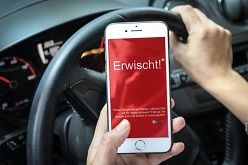 Jeder sechste Autofahrer empfängt und verfasst Textnachrichten während der Fahrt, jüngere Personen noch häufiger!