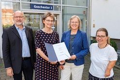 Prof. Katja Scholz-Bürig (l.), Vizepräsidentin für Studium und Lehre, übergibt Dr. Sandra Schiller die Ernennungsurkunde zur Honorarprofessorin an der HAWK im Beisein von Prof. Dr. Bernhard Borgetto und Birthe Hucke vom Deutschen Verband Ergotherapie.  HAWK, Alissa Lange