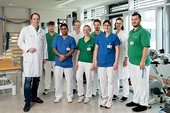 Prof. Björn Falkenburger und sein Therapeuten-Team versorgen Patientinnen und Patienten in der zertifizierten Parkinson-Spezialambulanz am Uniklinikum Dresden.  UKD/Kirsten Lassig