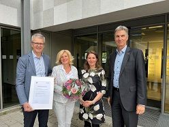 V.l.n.r.: Jürgen Hinderer von der Gerhard und Ilse Schick Stiftung mit Ehefrau und Vorstand der Stiftung, Karin Schick, Professorin Ricarda Schlimbach und Rektor der HHN, Professor Oliver Lenzen.  Anastasiia Vovk, HHN  HHN