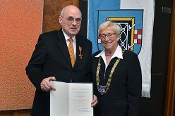 In Vertretung von Oberbürgermeister Thomas Eiskirch überreichte Bürgermeisterin Erika Stahl die Auszeichnung am Mittwoch, 2. Oktober, feierlich im Bochumer Rathaus.