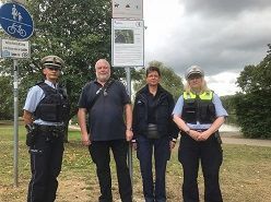 Gemeinsame Streife: Polizisten des Bezirksdienst und Mitarbeiter des Ordnungsamtes haben am Ümminger See die Grillplätze kontrolliert.