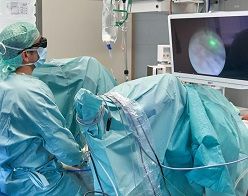 Mit Hilfe der Bildinformationen der integrierten Kamera steuert der Operateur die Position der Laserfaser an der Spitze des Resektoskops.  Bild: Robert Woidich / Uniklinikum Würzburg