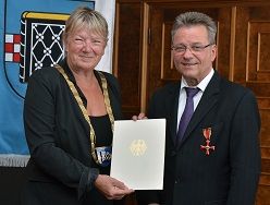 Professor Hans-Rudolf Jaskulsky erhält Verdienstkreuz am Bande