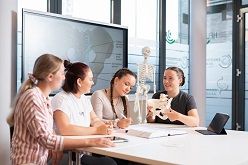 Im Studiengang Hebammenwissenschaft lernen die neuen Studierenden theoretischen Hintergrund genau wie praktische Skills.  Hochschule Furtwangen