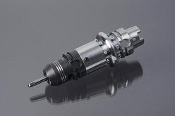 Sieht beinahe aus wie ein Fräswerkzeug, wird aber anders eingesetzt: Indem das Werkzeug, das in einer nachgiebigen Werkzeughalterung eingespannt ist, auf die Bauteiloberfläche gedrückt wird, werden Rauheitsspitzen eingeebnet und Randzonen verfestigt.  © Fraunhofer IPT