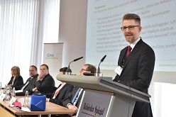 Prof. Dr. Maximilian Wanderwitz am Rednerpult  Gierke  BILDSCHÖN