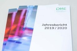 Der jetzt erschienene Jahresbericht des Deutschen Instituts für Ernährungsforschung Potsdam-Rehbrücke (DIfE) informiert in ansprechender Gestaltung über die wichtigsten Aktivitäten und Ereignisse des DIfE in den Jahren 2019/2020.  Carolin Schrandt  DIfE