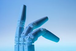 Die neue Fingerprothese mit zwei Gelenken, fixiert in drei unterschiedlichen Stellungen  Quelle: Ursula Raapke  Copyright: Fraunhofer LBF