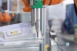 Im Forschungsprojekt »DeMoBat« entwickelt ein Forschungsteam vom Fraunhofer IPA einen Industrieroboter, der die ausgedienten Batterien von Elektroautos sortenrein demontiert. Dazu muss er zunächst einmal das Gehäuse aufschrauben.  Rainer Bez  Fraunhofer IPA