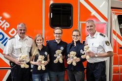 Mitglieder des LEO-Clubs Niederrhein überreichten die Teddybären an Christian Umbach (r., stellvertretender Amtsleiter) und  Andreas Bretten (l., Sachgebietsleiter Rettungsdienst) von der Feuerwehr Duisburg