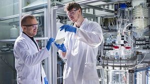 Litona-Gründer Sebastian Büchele zeigt eine Flasche des Energiespeichermaterials Preußisch Weiß für Natrium-Ionen-Batterien. (Foto: Markus Breig, KIT)  Markus Breig, KIT