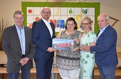 (v. l.): Beigeordneter Thomas Krützberg, Oberbürgermeister Sören Link, Geschäftsführerin Nicole Elshoff, Vorstandsvorsitzende Dr. Eva Maria Klatt und Vorstandsmitglied Manfred Stüdemann.