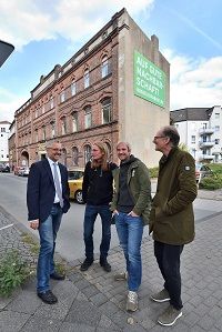  vor dem Gebäude der künftigen 