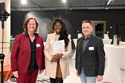 Prof. Dr. Martin Ruess überreichte Akame Mboutou am 28. November den DAAD-Preis 2023 zusammen mit HSD-Präsidentin Prof. Dr. Edeltraud Vomberg.  Michael Lübke
