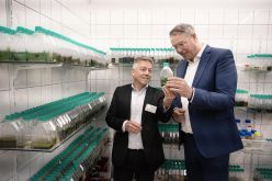 Michael Lakatos erklärt dem Ministerpräsidenten die Vielfalt der weltweit einzigartigen Algensammlung. Quelle: HSKL