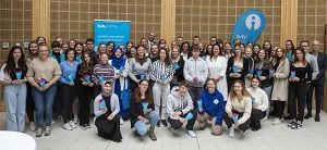 Die künftigen Grundschullehrer*innen erhielten zu ihrem Studienbeginn eine Schultüte aus den Händen von Brandenburgs Wissenschaftsministerin Dr. Manja Schüle, Bildungsminister Steffen Freiberg und BTU-Präsidentin Prof. Dr. Gesine Grande.  Foto: BTU, Ralf Schuster