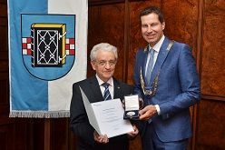 Ehrenplakette an Alfons Stiewe