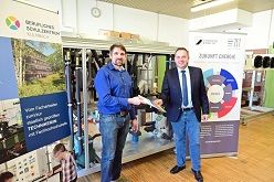 Offizielle Übergabe der Anlage an das BSZ Kulmbach durch das ZET, v.l. Geschäftsführer Dr.-Ing. Florian Heberle und Schulleiter OStD Alexander Battistella.  Foto: UBT.