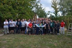 Mitarbeiter des Commerz Direktservice mit Schülern, Lehrern, Stefan Homp, Sprecher der Geschäftsführung, kommissarische Schulleiterin Sabine Bundels und Ralph Kalveram Leiter des Amtes für Schulische Bildung