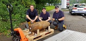 Bombenentschärfung durch Thomas Kaminski (in der Mitte) und Team