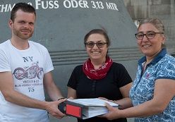 Sevim Sarialtun (im Bild rechts) reicht die Sitzungsunterlagen und die Verantwortung an die neue Fraktionsvorstzende Gültaze Aksevi und ihren Nachfolger als Ratsmitglied Benny Krutschinna weiter.