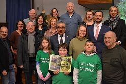 Gewinner und Betreuer der drei Schulen sowie ,Marcel Groß von der Sparkasse Duisburg Stiftung und Vertreter der Stadt Duisburg