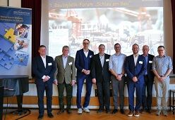 Erstmals veranstaltete die Akademie das Baulogistik-Forum „Schlau am Bau“. Unser Bild zeigt die Initiatoren Prof. Dr.-Ing. Michael Denzer (HBC) und Dr.-Ing. André Richter (Frankfurt Economics AG) mit ihren Referenten. (3. und 4. v.li.)  Foto: Akademie
