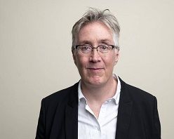 Die KI-Forscherin und Psychologin Prof'in Dr. Joanna Bryson von der Hertie School spricht in ihrem Vortrag auch darüber, wie durch Künstliche Intelligenz die Handlungsmöglichkeiten von Menschen gefährdet werden können.  Maurice Weiss  Hertie School Berlin