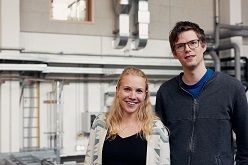 Erhoffen sich durch die Arbeit mit dem Extruder ein günstigere Verfahren für ihre Forschungsvorhaben: Tessa Strümpfler und Dr. Thomas Zimmermann von der AG Patel.  P. Pollmeier/HSBI