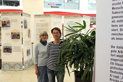 Karin Nuscheler und Stephanie Aholt von der Duisburger Gruppe von Amnesty International in der Ausstellung in der Königsgalerie