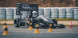 Auf dem Formel-1-Kurs des Barcelona-Catalunya Circuit in Spanien „in action“: der von Studierenden der Hochschule Karlsruhe selbst konstruierte und gebaute Rennwagen  Foto: Richard Hermann