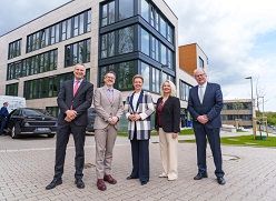 Von links: Prof. Stefan Schulz-Hardt, Dekan Prof. Andreas Mokros, NRW-Ministerin Ina Brandes, Rektorin Prof. Ada Pellert und Baudezernent Wolfram Krunke  Volker Wiciok