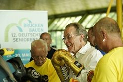 Franz Müntefering im Gespräch mit Seniorenboxern. Foto: Klaus Görgen,
