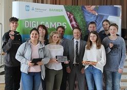 v.l.n.r: Philipp Loch, Derya Arslan, Frau Solfrian-Brinkbäumer, Amelie König, Herr Krahn, Herr Pützer (BARMER), Kaya Wittstruck, Herr Backhaus (Schulleiter), Herr Bönemann (Projektleiter), Moritz Rein