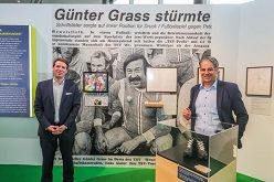 Museumsdirektor Manuel Neukirchner (r.) und Dr. Jörg-Philipp Thomsa, Leiter des Günter Grass-Hauses, bei der Eröffnung.