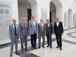(v.l.): René Demling, stellvertretender Leiter des JMU-Justiziariats, JMU-Kanzler Uwe Klug, JMU-Präsident Paul Pauli, der wissenschaftliche Leiter des CAE, Jürgen Hartmann, CAE-Vorstandsvorsitzender Hans-Peter Ebert und THWS-Präside  Foto: Robert Emmerich  Universität Würzburg