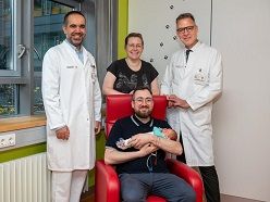 Juliane Fischer und ihr Partner Marko Ott freuen sich über Töchterchen Marta. Dank der Unterstützung von Prof. Mario Rüdiger und Prof. Cahit Birdir aus dem Uniklinikum Dresden geht es der Kleinen langsam besser.  UKD / Michael Kretzschmar