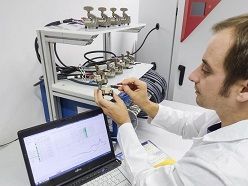 Kontaktierung von Laborzellen für die Untersuchung der elektrochemischen Leistungsfähigkeit von Aluminium-Ionen-Batterien (AIB) am Fraunhofer-Technologiezentrum Hochleistungsmaterialien THM in Freiberg.  Ulrike Wunderwald / Fraunhofer IISB