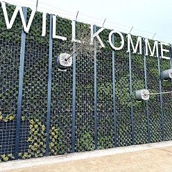 Bäume, die aus der Wand wachsen: Noch wartet der vertikale Garten auf das Frühlingserwachen. Im Laufe der Bundesgartenschau wird hier eine grüne Fassade sprießen.  Oliver Graf