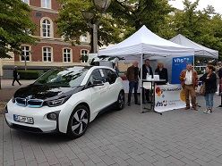 Stammtisch auf dem Umweltmarkt 2018. Von links nach rechts: Moderator Johannes Hegmans, Markus Leiwen, Beate Röcker (Mitglieder des Stammtisches) und Dr. Aydin Sayilan, Fachbereichsleiter Bildung für nachhaltige Bildung sowie Brigitte Hohmeister.